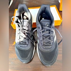 Women’s size 8 Addidas black tennis shoe